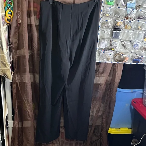 Women's Black Wide-Leg Pleated Trousers - Picture 10 of 16